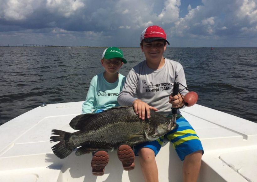 how to hold a tripletail