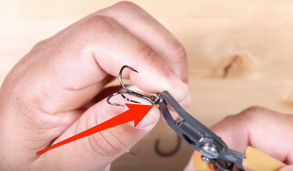 change treble hooks for single hooks with split ring pliers